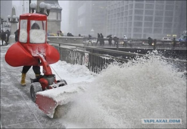 Человек и снегоход!