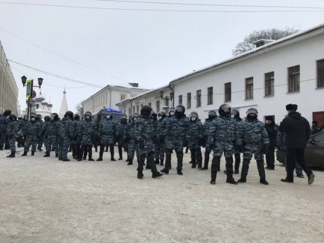 По соседству с закрашенным Навальным появилось новое граффити — с другим героем