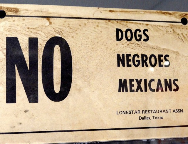 В Кургане в одном из ТЦ для посетителей без QR-кодов соорудили специальную антиковидную дорожку из деревянных поддонов