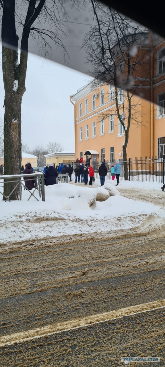 Главный свердловский полицейский объявил войну тем, кто фотографирует очереди из сотрудников в больницы