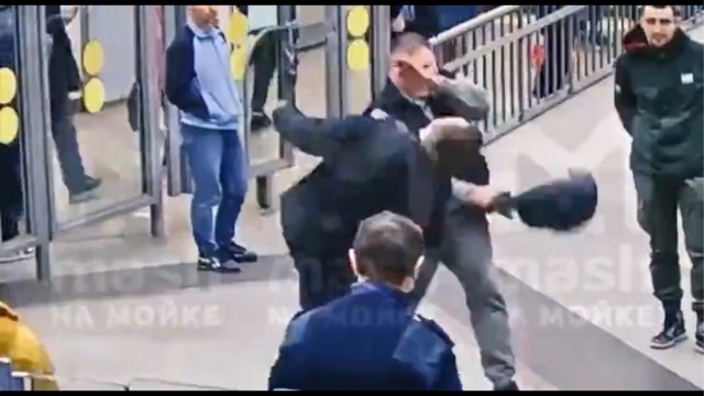 «Увидел нож – ну, тут меня переклинило». В Петербурге пассажир метро помог задержать неадекватного мужчину с ножом