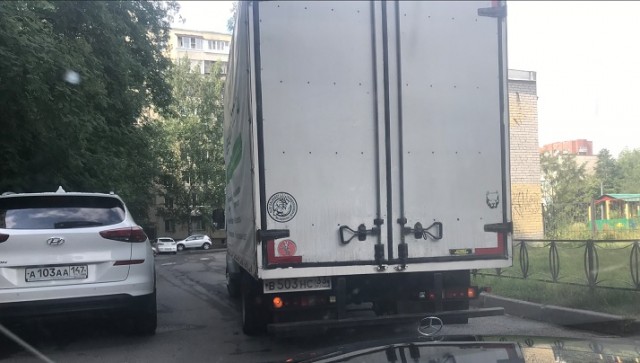 А как вы относитесь к людям, которые перекрывают проезд во дворе для разгрузки/погрузки?