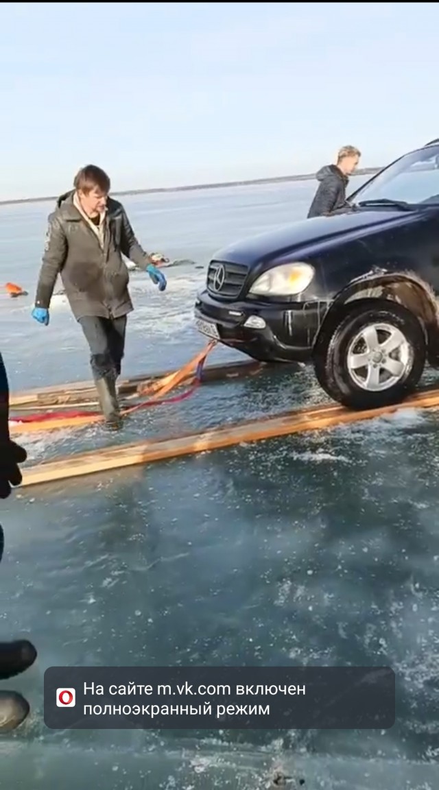 Рыбаки пытаются спасти "Мерседес", уходящий под лёд на Новосибирском водохранилище
