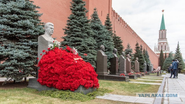 Как ни странно, но к восстановленному барельефу "диктатора" И.В.Сталина люди активно несут цветы