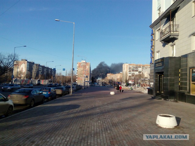 В Самаре сильный пожар рядом с ТРЦ «Звезда»