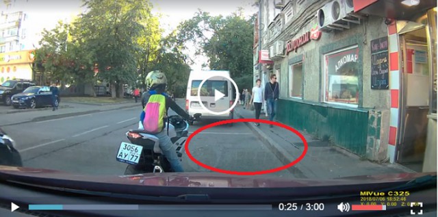 Дама матюгаясь наехала на мотоциклистку, типа ей выехать надо! Уступить обязана!
