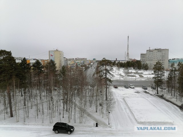 Давайте фото у кого какой вид из окна на оживленные улицы городов в настоящий момент