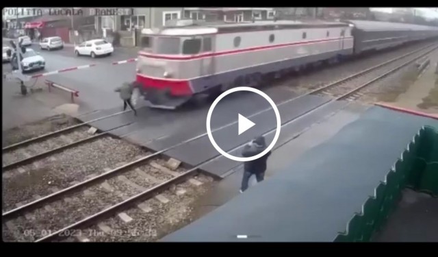 При переходе ж/д переезда погибла женщина. 18+