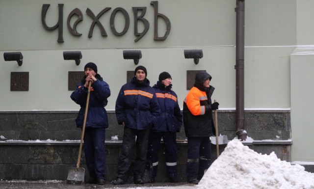 «Может привести к расширению чёрной зоны и удорожанию продукции». В Госдуме усомнились в целесообразности налога за мигрантов