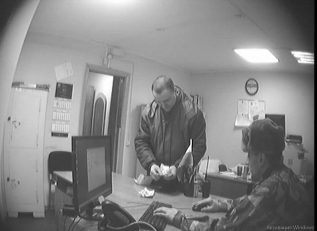 Заключённый попросил у мамы денег на адвоката, но отдал их как взятку, чтобы выйти из колонии в Красноярском крае