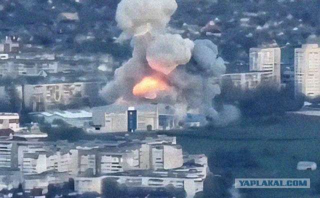 Кадры с попавшими под массированный удар дронов домами в Курске