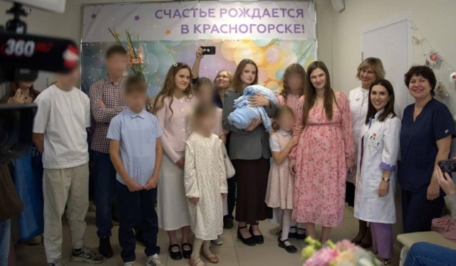 Жительница подмосковного города Дедовск родила 17-го ребенка