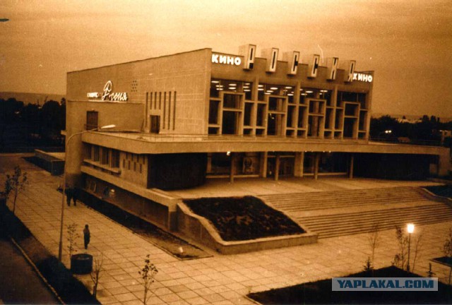 Один старый кинотеатр.