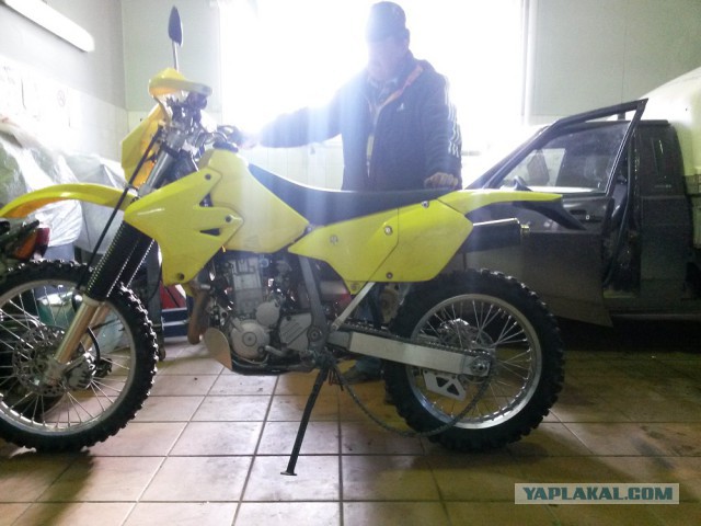 Обклеиваем мотик Suzuki DRZ 400E