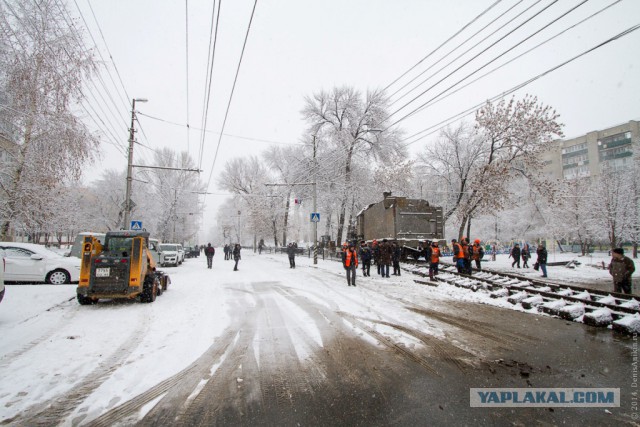 Транспортировка паровоза в Саратове