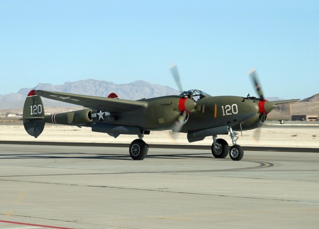 Многоцелевой истребитель P-38 «Lightning»