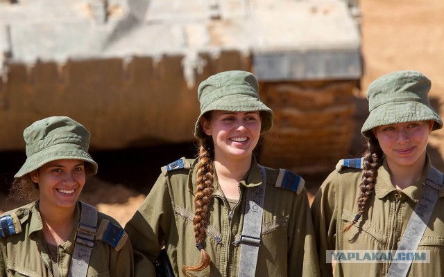 ДНР - женский экипаж танка Т-72 на учениях