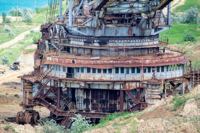 Движение шагающего экскаватора весом более 700 тонн по дороге в Свердловской области