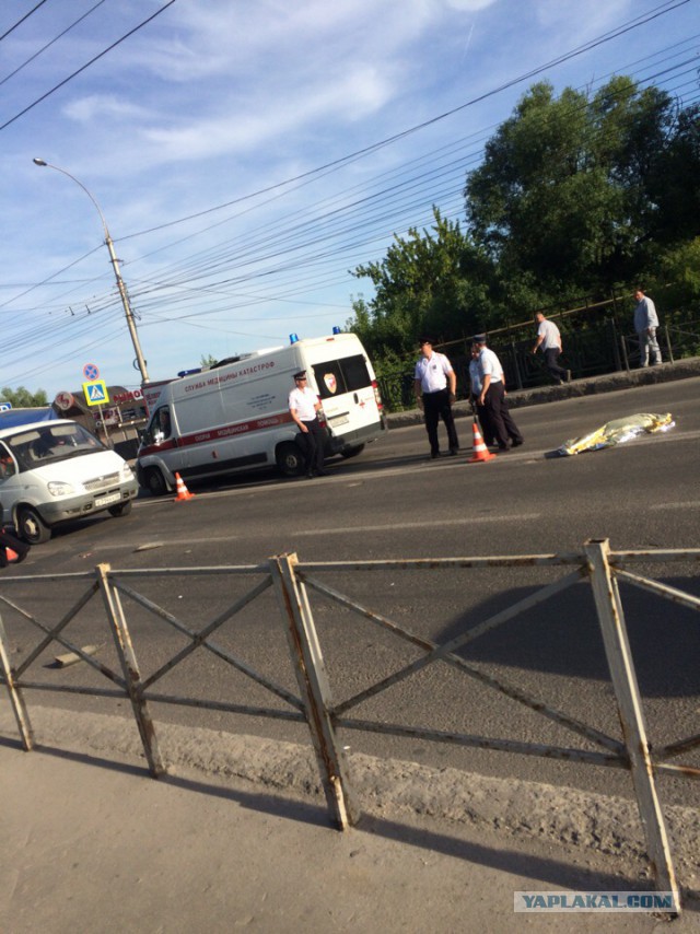 В Липецке водитель сбил женщину с двумя детьми. Одна девочка погибла (Свидетели)