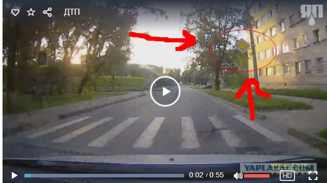 Нарушитель ПДД перевернулся через крышу после аварии в Великом Новгороде
