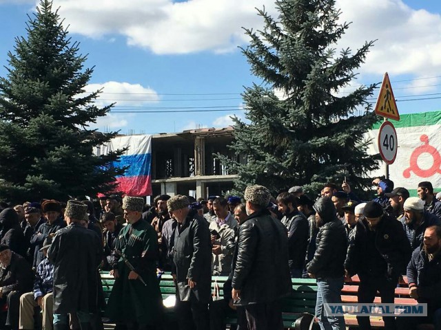 Беспорядки в Ингушетии продолжились: силовики братаются с протестующими