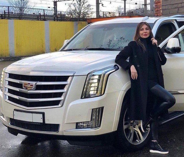 Наталья Бочкарёва решила продать свой белый как кок... белый, как "снег" Cadillac