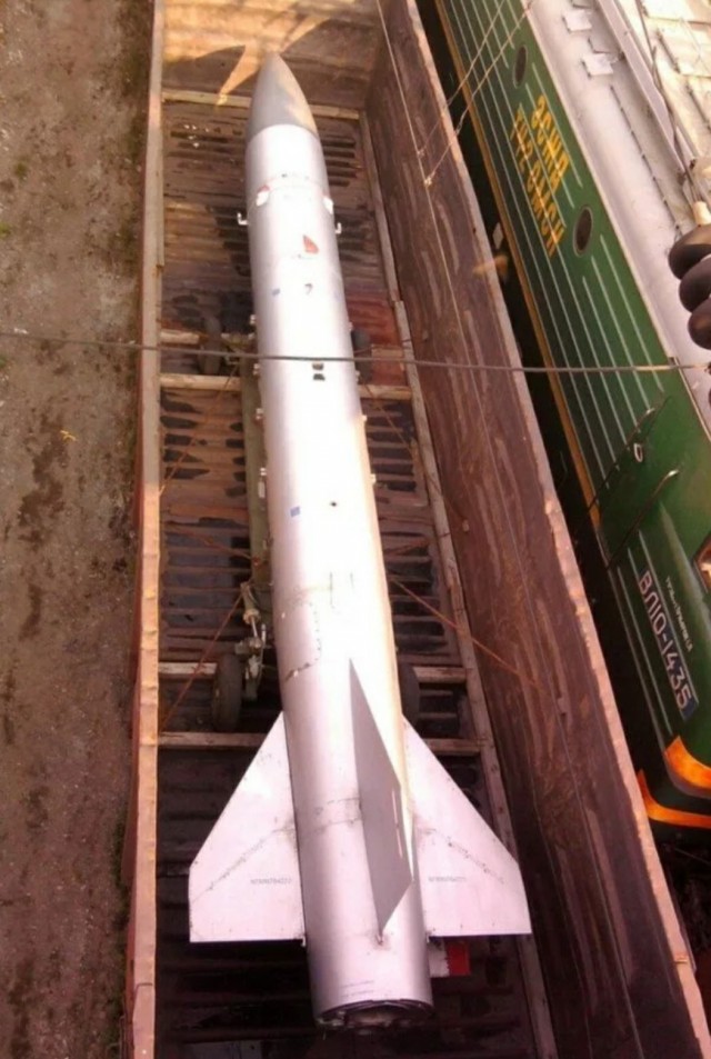 А он играет на гармошке у прохожих на виду