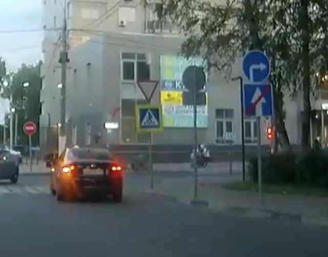 Неадекватные бабы на встречке
