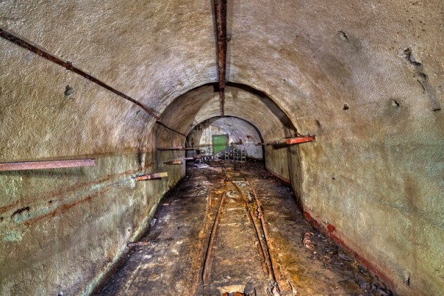 Гигантская подземная торпедная база 40-х годов в скале