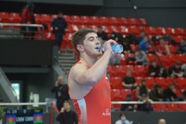 В Алуште женщину успели спасти из штормового моря