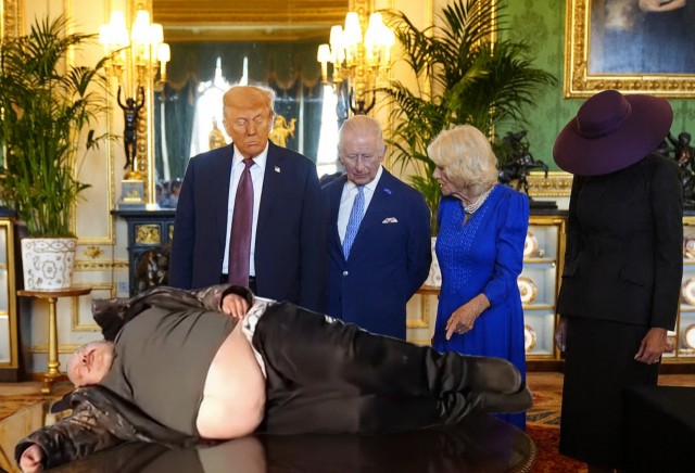 Дональд и Мелания Трамп приехали к Карлу III