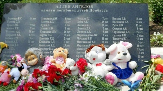 В Киеве на месте недавно снесённого памятника Булгакову молодой человек начал читать его книги вслух на русском языке.