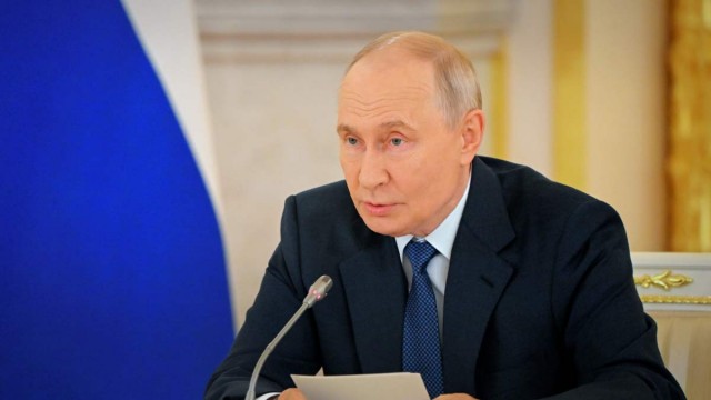 В России работают над повышением защиты НПЗ, заявил Новак