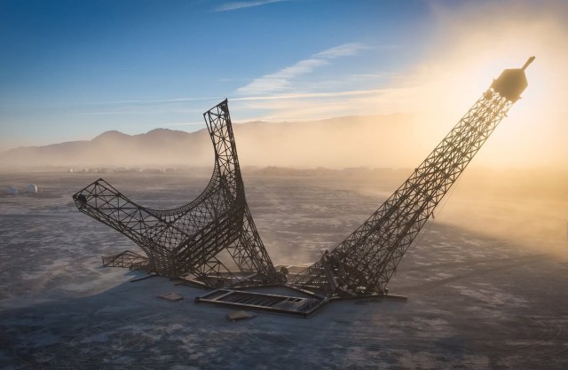 В пустыне Burning Man появилась гигантская сломанная Эйфелева башня