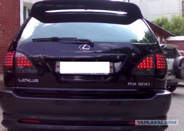Дама на Lexus валит  на  очевидный красный свет...