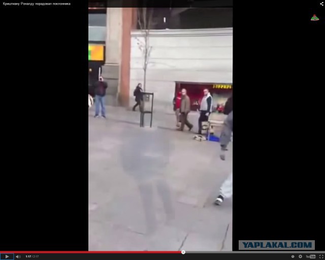 И все такие мимо идут
