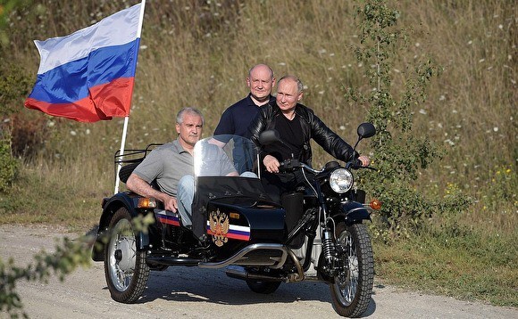 ГИБДД почему-то отказалась штрафовать Путина за езду на мотоцикле без шлема в Крыму