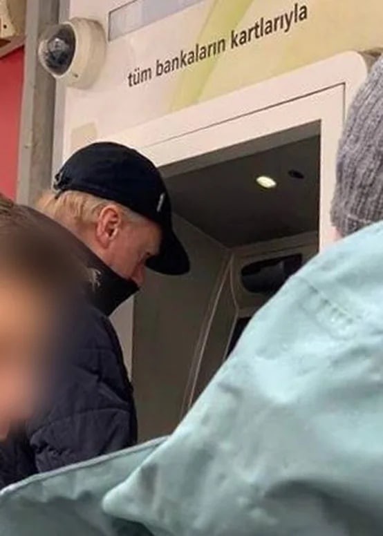 Анатолий Чубайс снимает деньги в банкомате в Стамбуле