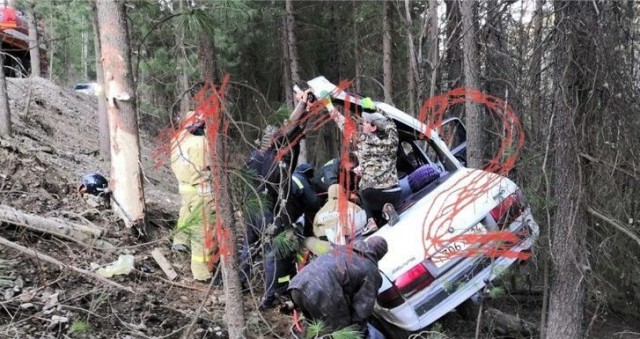 Дети угнали отцовскую «Волгу» в Сибири и разбились на ней насмерть