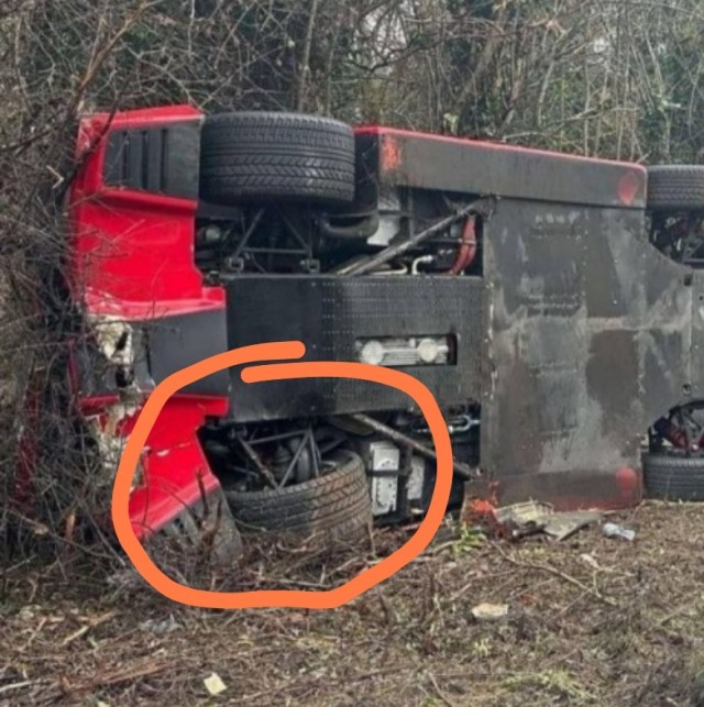 Работник автосервиса вдребезги разбил коллекционный Ferrari F40 во время тест-драйва после обслуживания