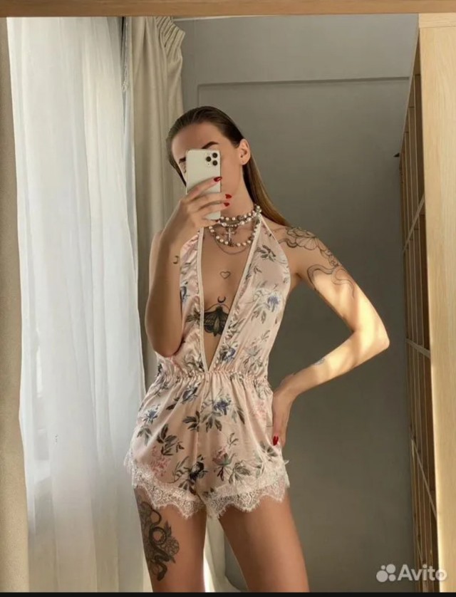 Фотокарточки анонимных девушек