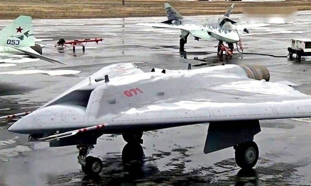 Второй стратегический  бомбардировщик B-21A "Raider" совершил первый полёт