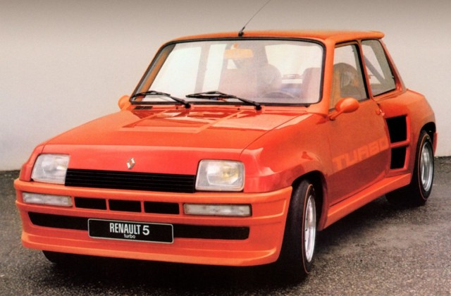 Найденный в гараже Renault 5 1982 года выпуска продан за рекордную цену: на одометре было всего 12 километров