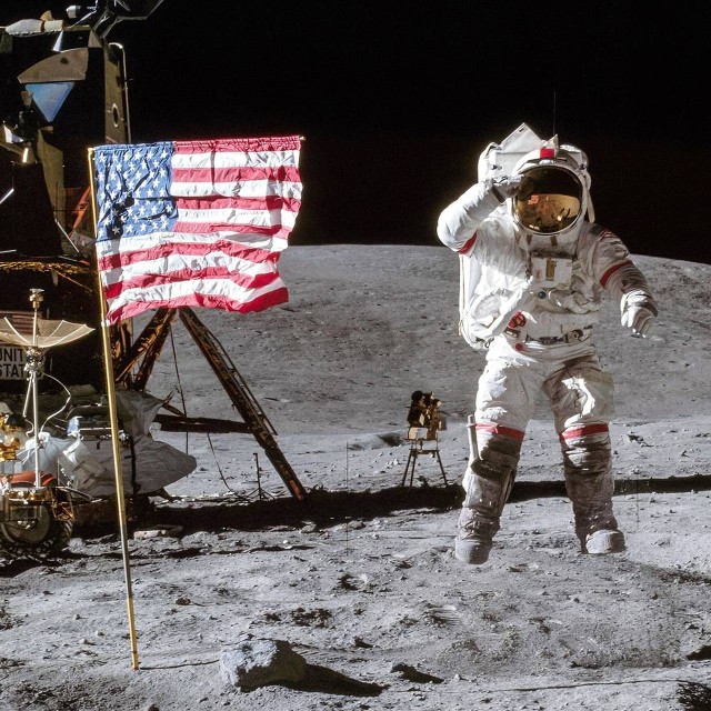 NASA пожертвовало технологиями ради сроков: для высадки на Луну выбран упрощенный скафандр