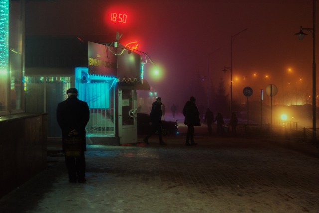 Фотограф снимает окраины города, превращая действительность в кадры «Бегущего по лезвию»