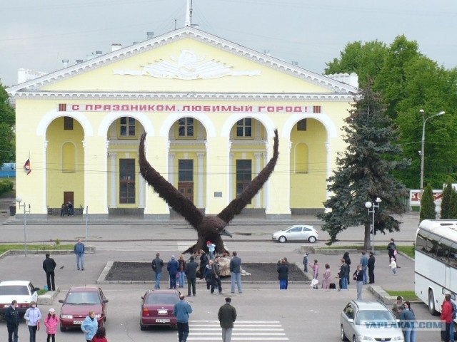 Гигантский орел в городе Орле