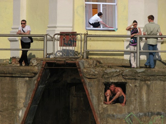 Мужик под мостом