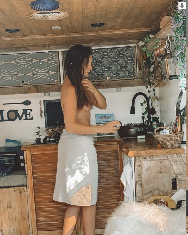 Британка погасила долг в £30 000, переделывая старые машины скорой помощи в мини-дома