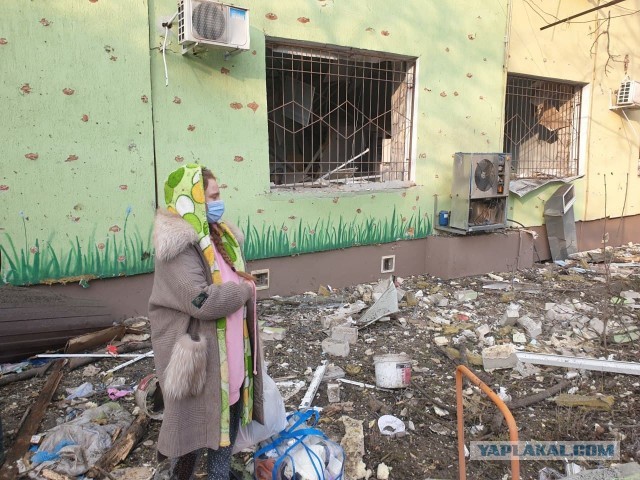 Обнаружили девушку, которую фотографы засняли на развалинах роддома в Мариуполе.