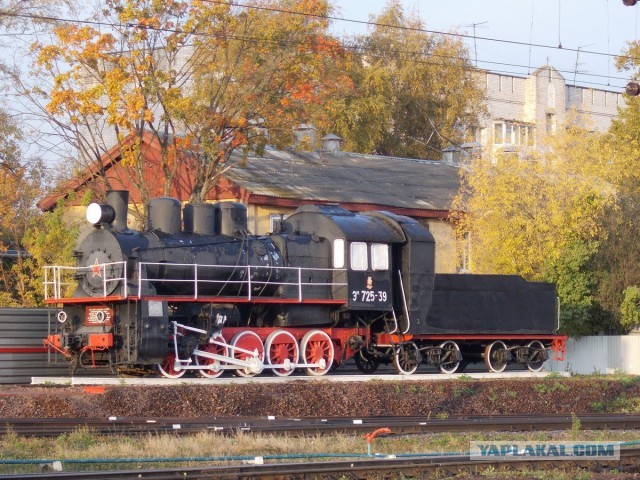 Памятник паровозу